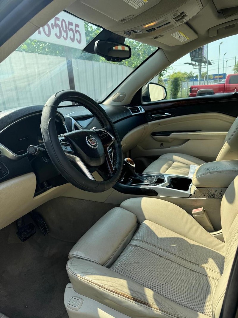 Cadillac SRX Vehicle Full-screen Gallery Image 08