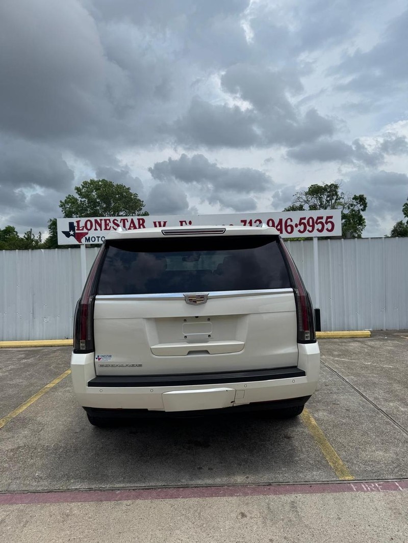 Cadillac Escalade Vehicle Full-screen Gallery Image 04
