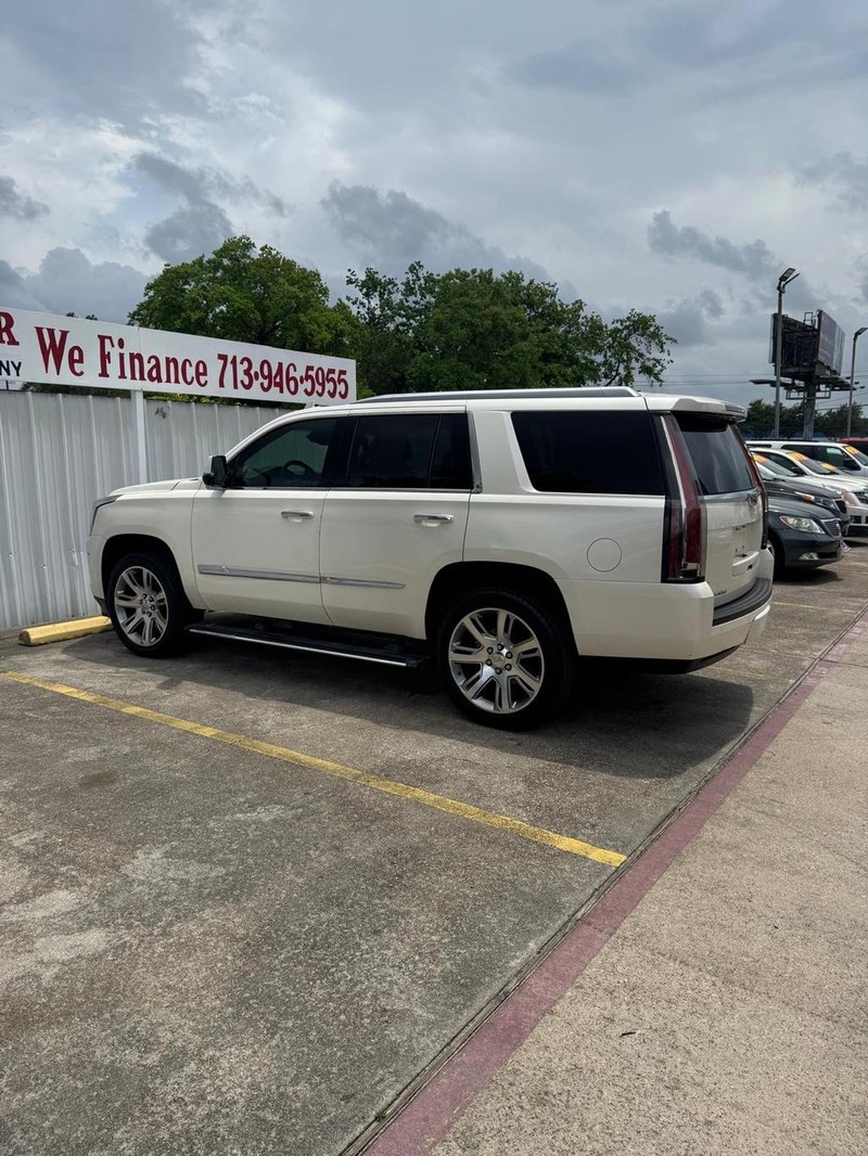 Cadillac Escalade Vehicle Full-screen Gallery Image 05