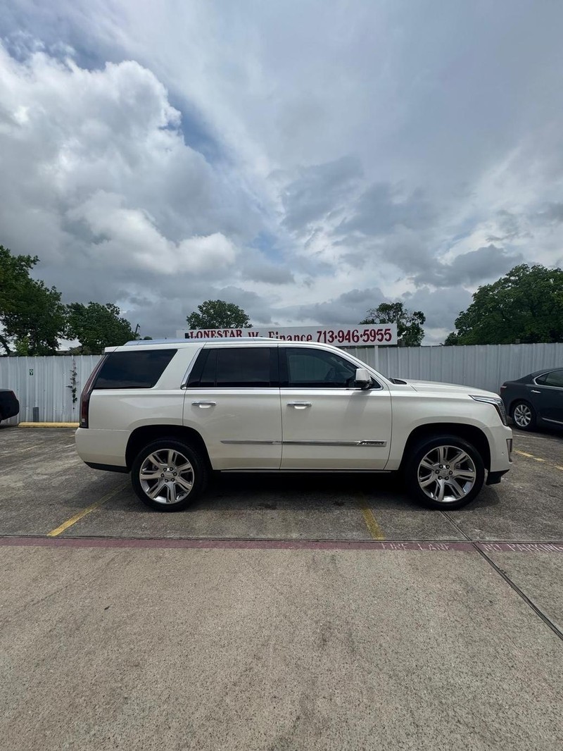 Cadillac Escalade Vehicle Full-screen Gallery Image 07