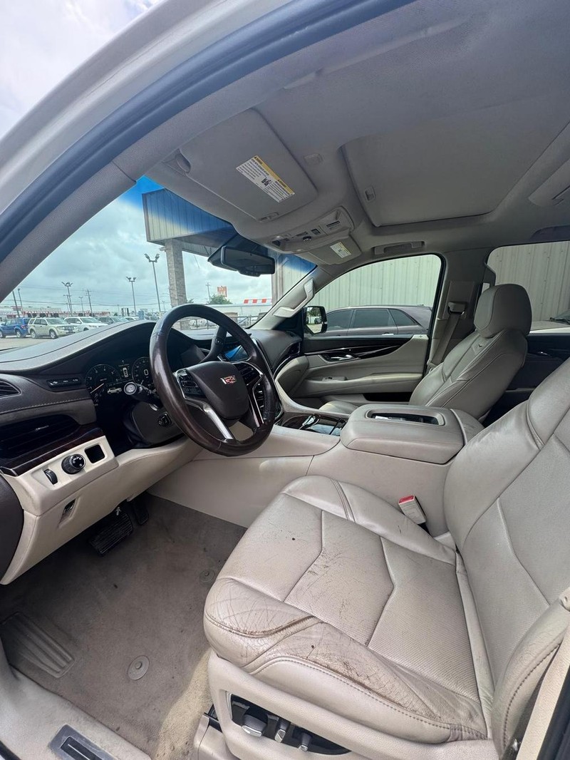 Cadillac Escalade Vehicle Full-screen Gallery Image 08