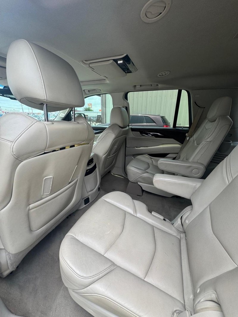Cadillac Escalade Vehicle Full-screen Gallery Image 09