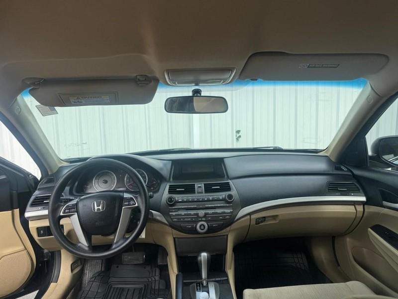 Honda Accord Sedan Vehicle Full-screen Gallery Image 09