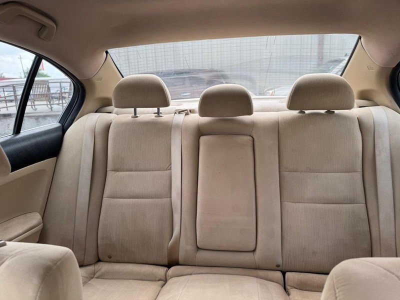 Honda Accord Sedan Vehicle Full-screen Gallery Image 10