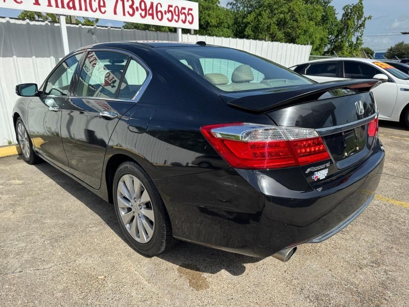 Honda Accord Sedan Vehicle Full-screen Gallery Image 05