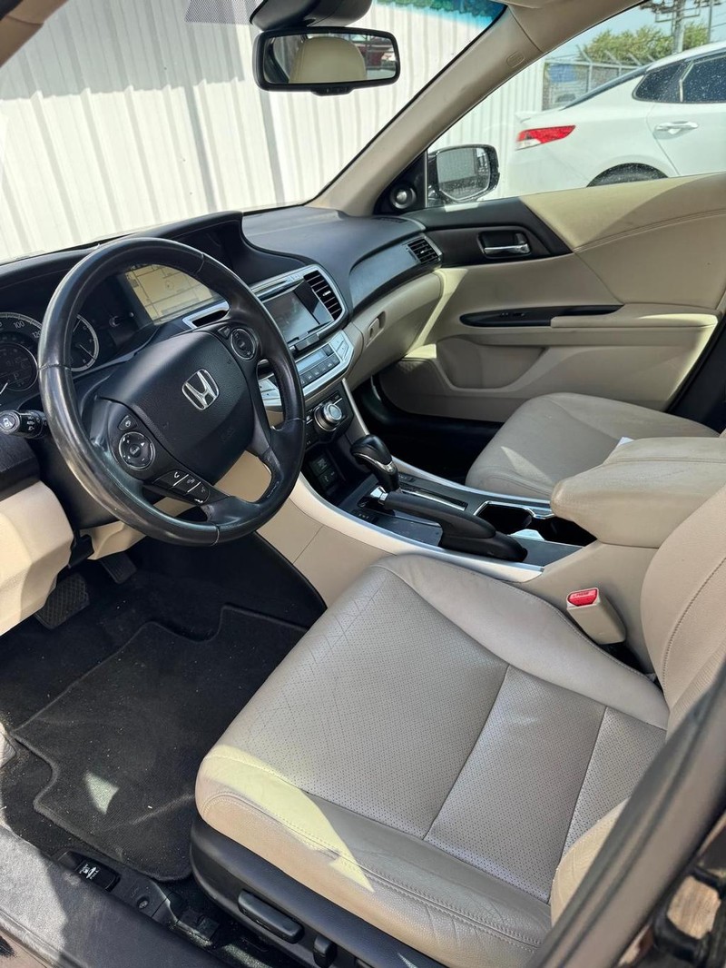 Honda Accord Sedan Vehicle Full-screen Gallery Image 09