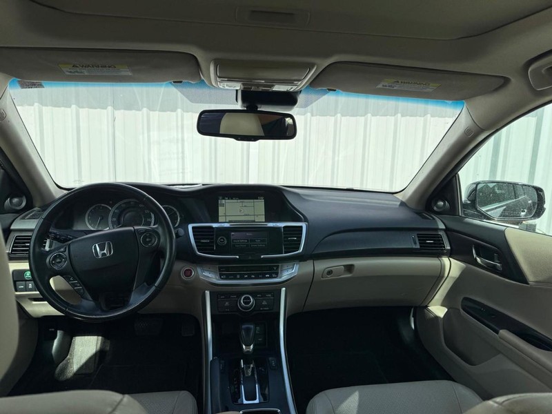 Honda Accord Sedan Vehicle Full-screen Gallery Image 10