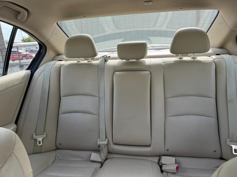 Honda Accord Sedan Vehicle Full-screen Gallery Image 11