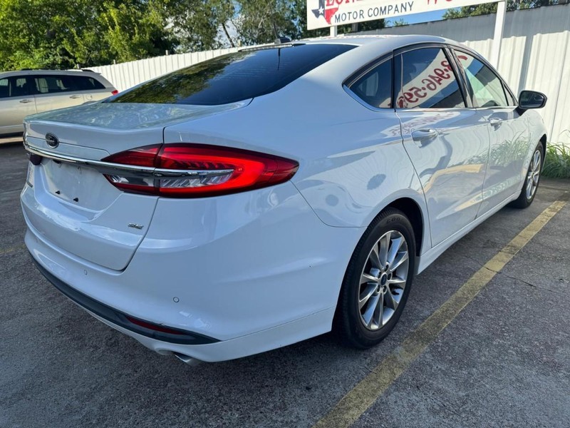 Ford Fusion Vehicle Full-screen Gallery Image 05