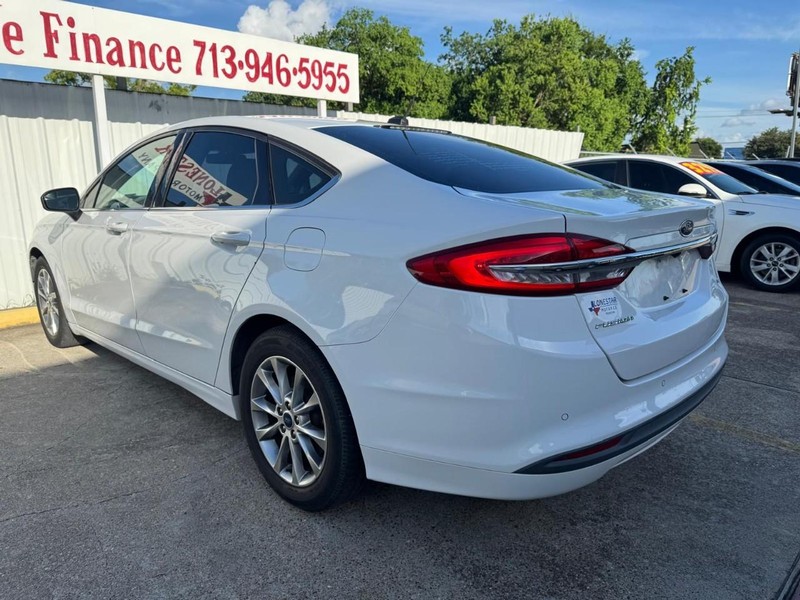 Ford Fusion Vehicle Full-screen Gallery Image 06