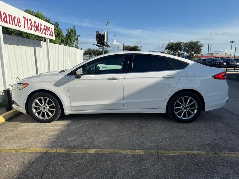 Ford Fusion Vehicle Full-screen Gallery Image 07