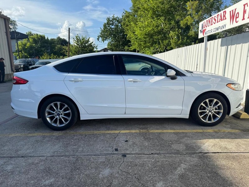 Ford Fusion Vehicle Full-screen Gallery Image 08