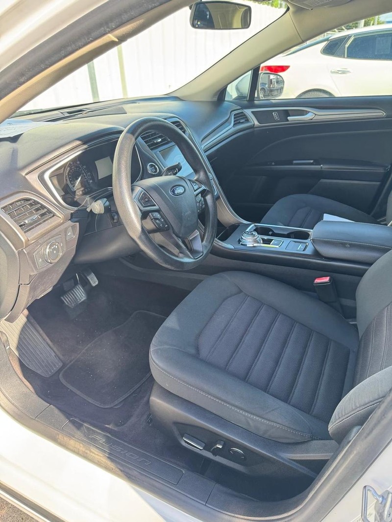 Ford Fusion Vehicle Full-screen Gallery Image 09