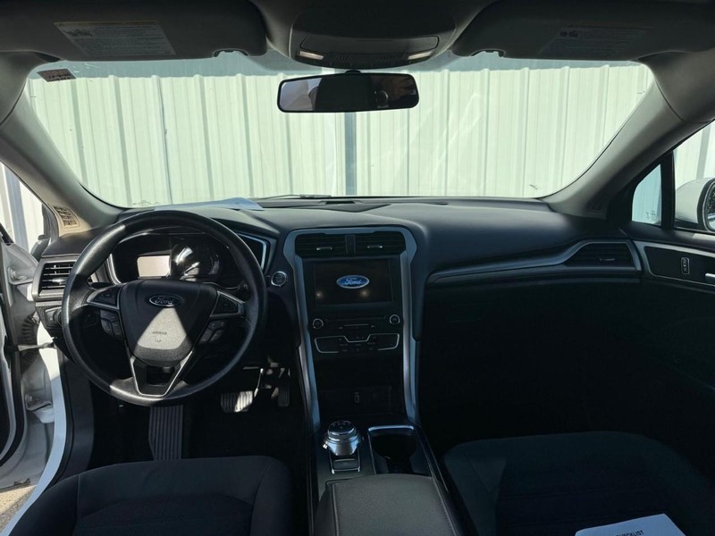 Ford Fusion Vehicle Full-screen Gallery Image 10