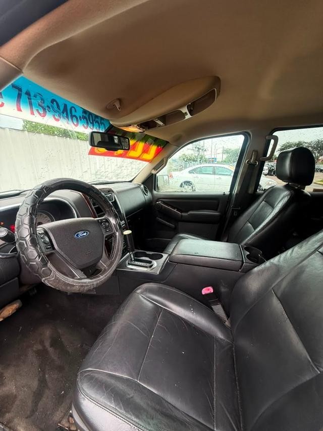 Ford Explorer Vehicle Full-screen Gallery Image 07