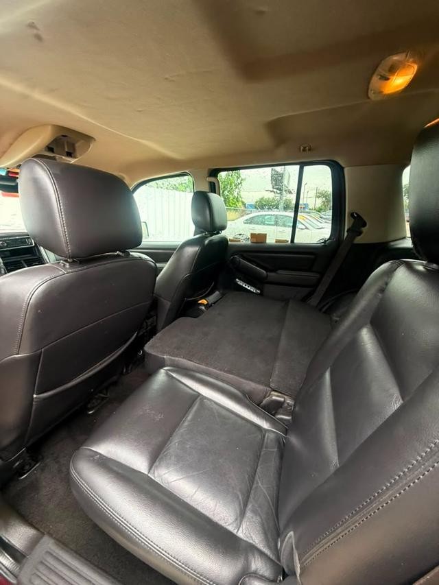 Ford Explorer Vehicle Full-screen Gallery Image 08