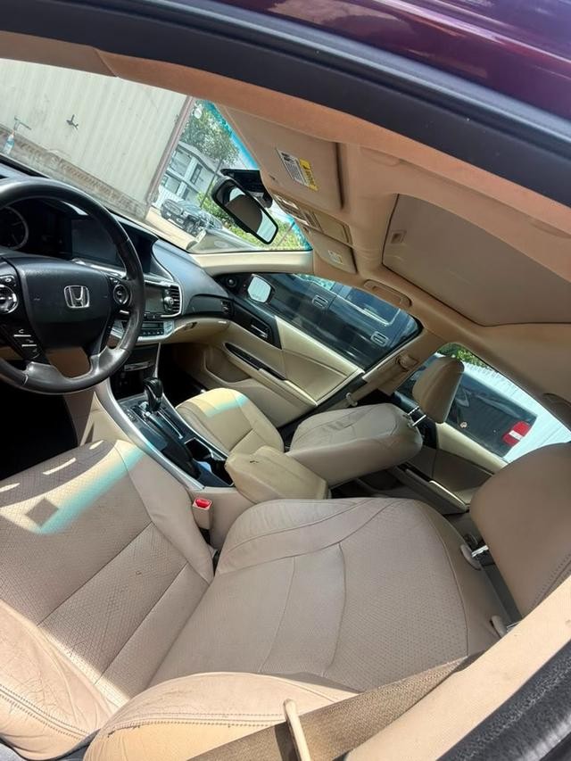Honda Accord Sedan Vehicle Full-screen Gallery Image 07