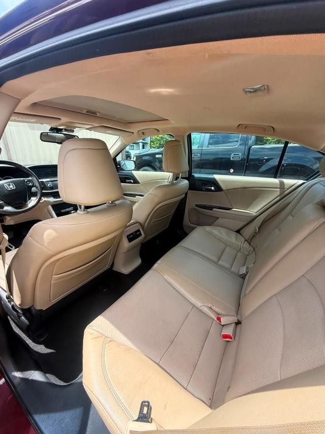 Honda Accord Sedan Vehicle Full-screen Gallery Image 08