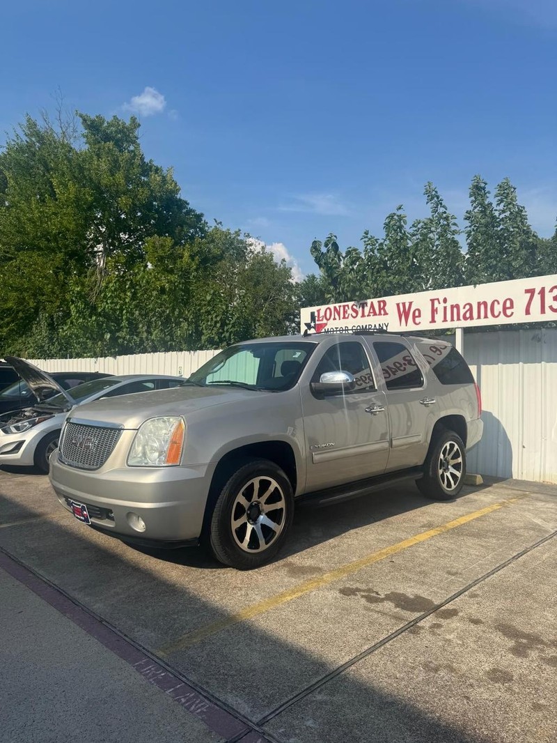 GMC Yukon Vehicle Full-screen Gallery Image 02