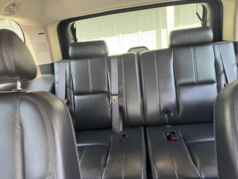 GMC Yukon Vehicle Full-screen Gallery Image 09