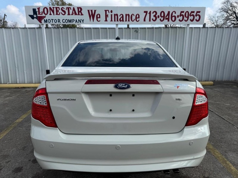 Ford Fusion Vehicle Full-screen Gallery Image 04