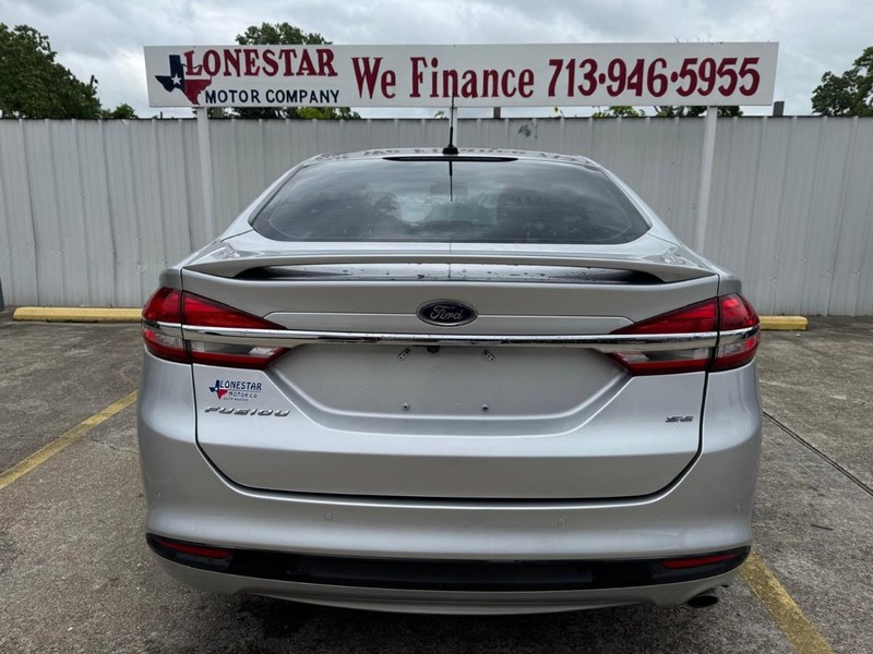 Ford Fusion Vehicle Full-screen Gallery Image 04