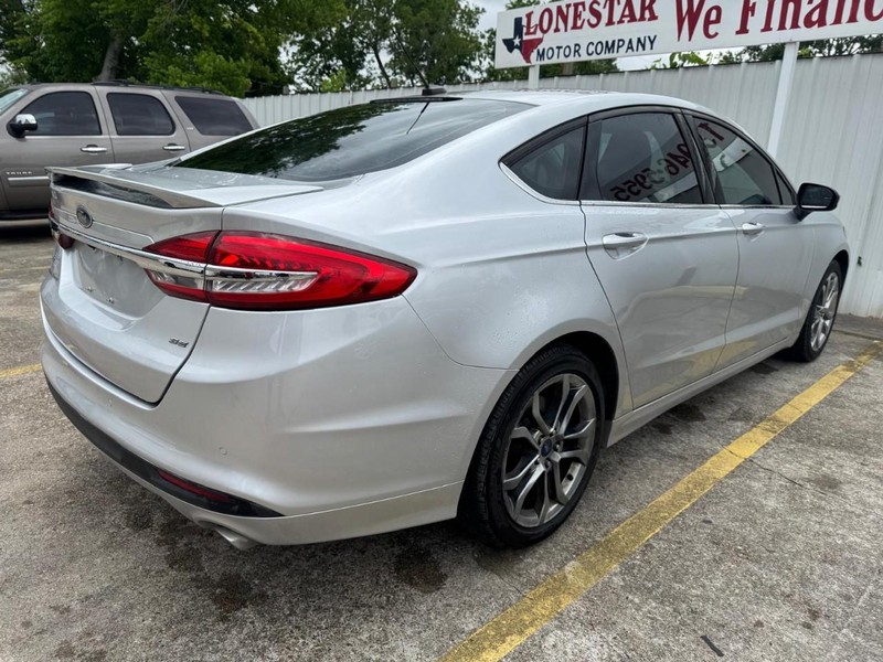 Ford Fusion Vehicle Full-screen Gallery Image 05