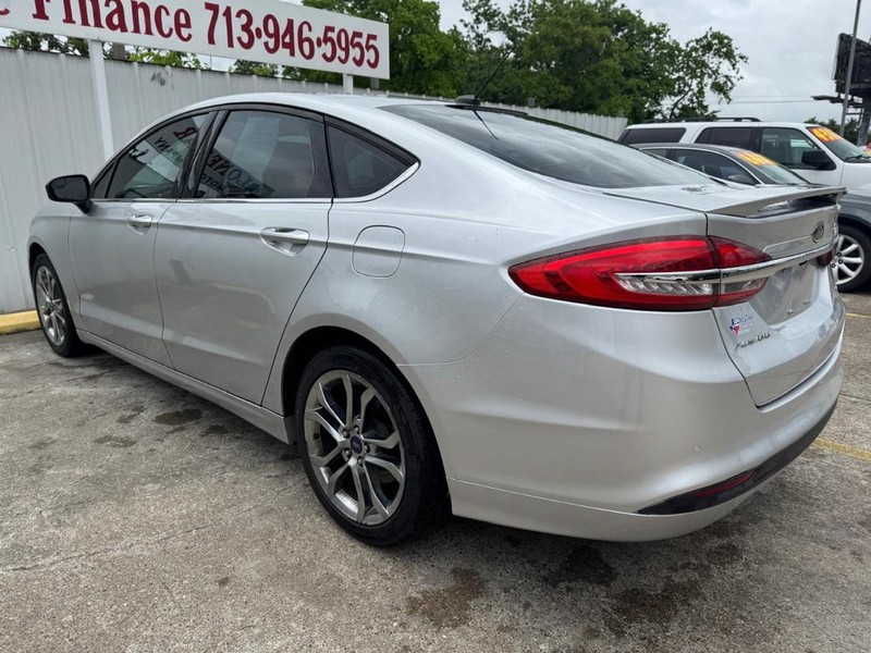 Ford Fusion Vehicle Full-screen Gallery Image 06