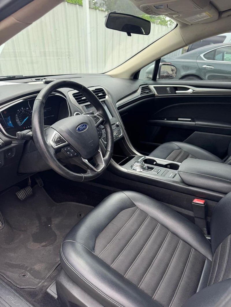 Ford Fusion Vehicle Full-screen Gallery Image 08