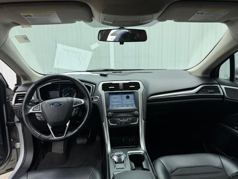 Ford Fusion Vehicle Full-screen Gallery Image 09