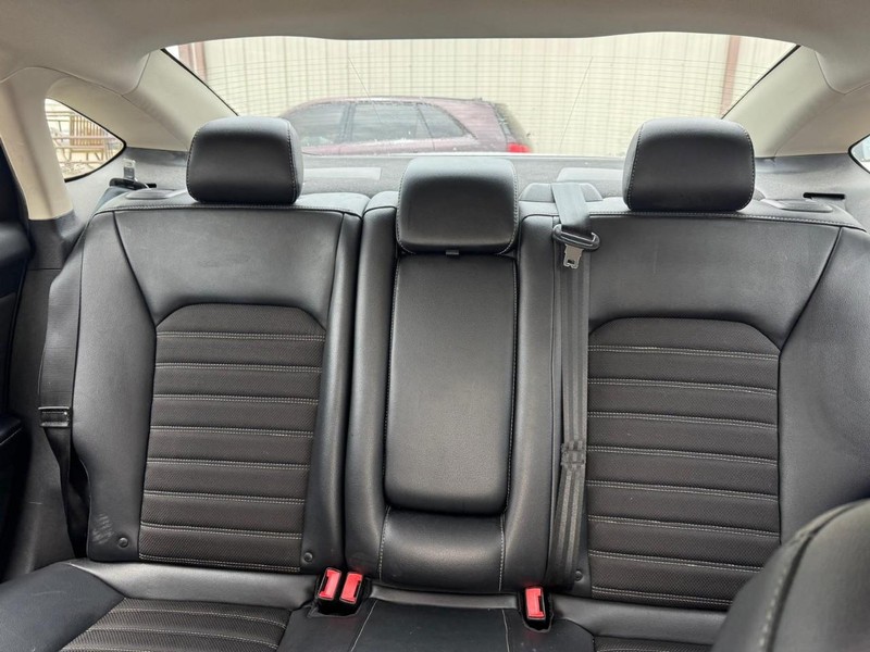 Ford Fusion Vehicle Full-screen Gallery Image 10