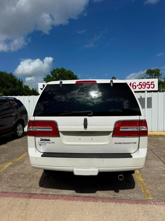 Lincoln Navigator L Vehicle Full-screen Gallery Image 04