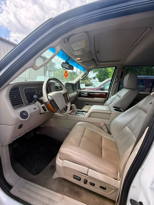 Lincoln Navigator L Vehicle Full-screen Gallery Image 07