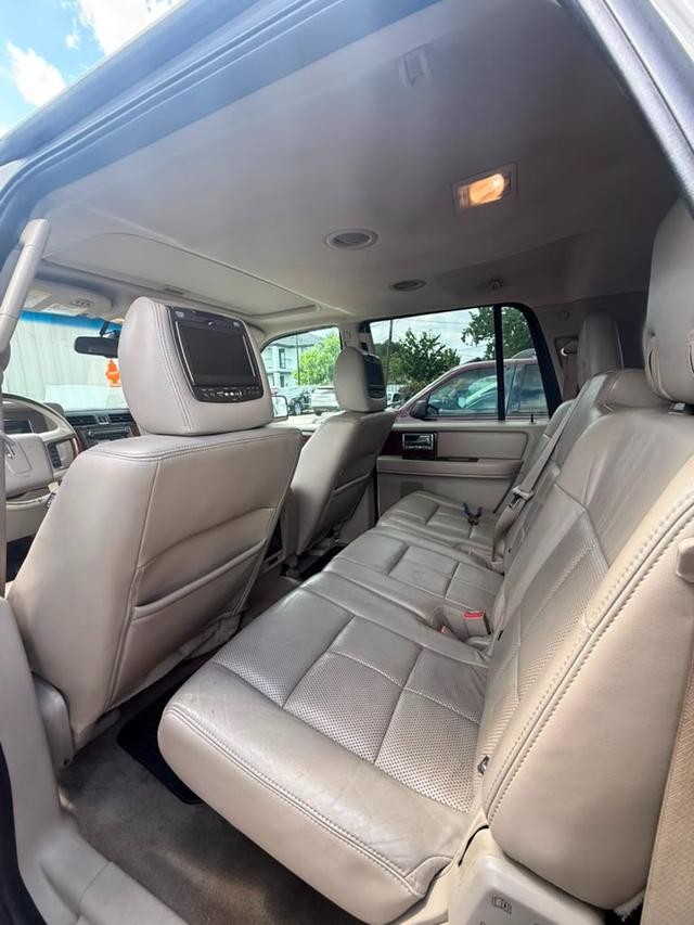 Lincoln Navigator L Vehicle Full-screen Gallery Image 08