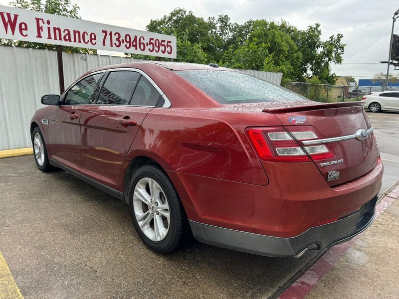 Ford Taurus Vehicle Full-screen Gallery Image 06