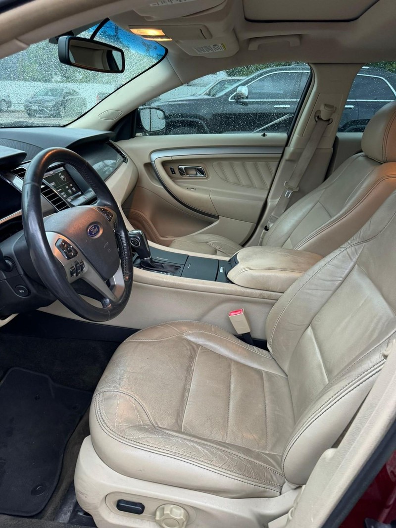 Ford Taurus Vehicle Full-screen Gallery Image 08