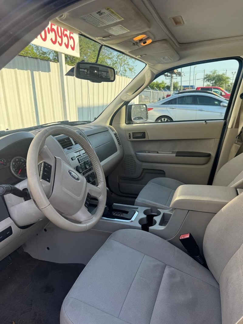 Ford Escape Vehicle Full-screen Gallery Image 08