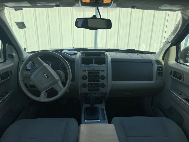 Ford Escape Vehicle Full-screen Gallery Image 09