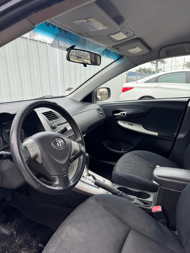 Toyota Corolla Vehicle Full-screen Gallery Image 08