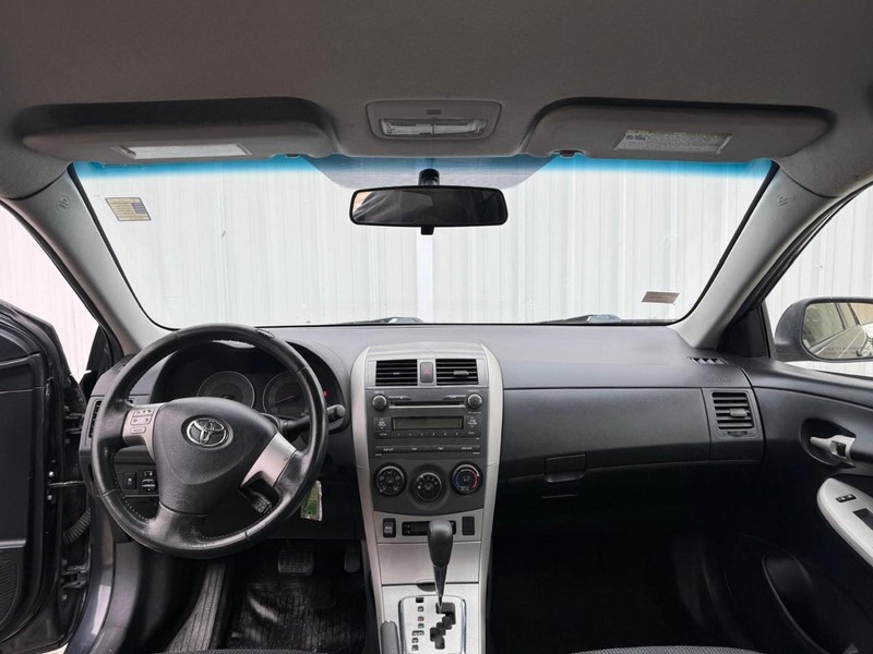 Toyota Corolla Vehicle Full-screen Gallery Image 09