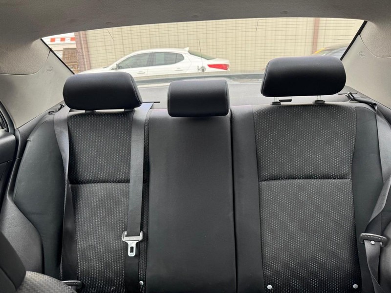 Toyota Corolla Vehicle Full-screen Gallery Image 10