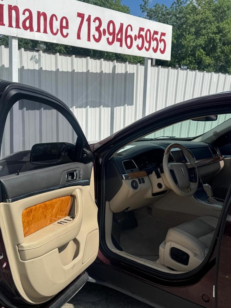 Lincoln MKS Vehicle Full-screen Gallery Image 09