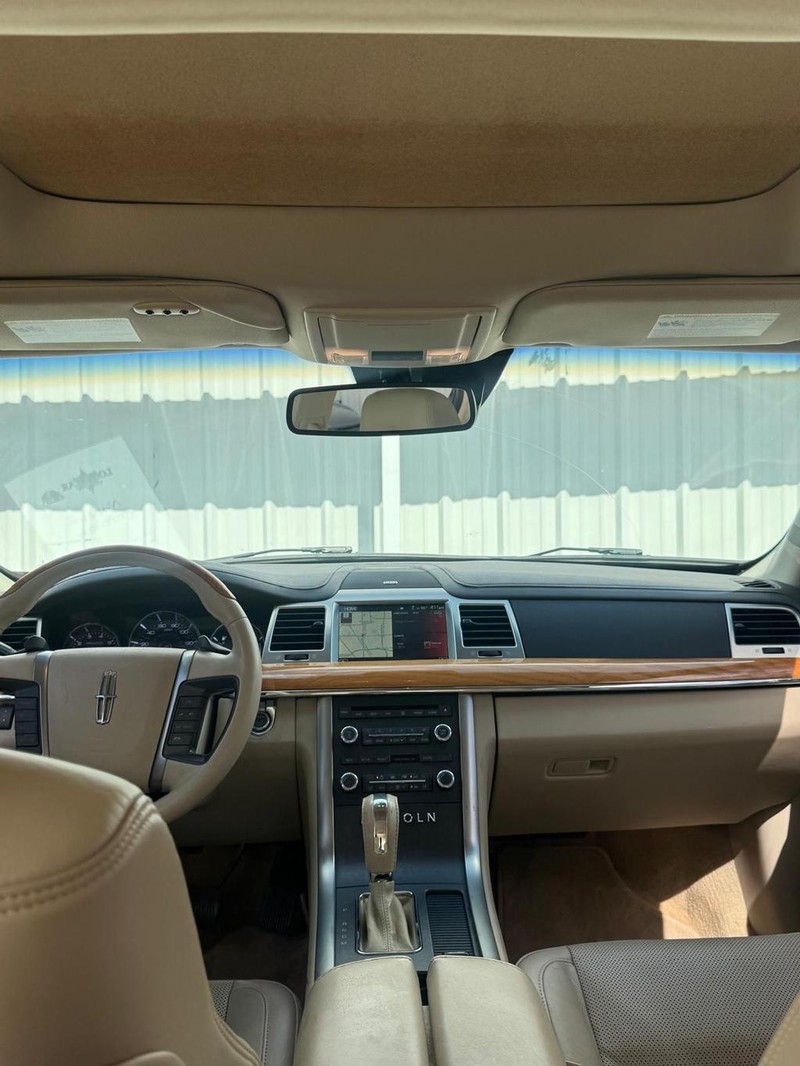 Lincoln MKS Vehicle Full-screen Gallery Image 10