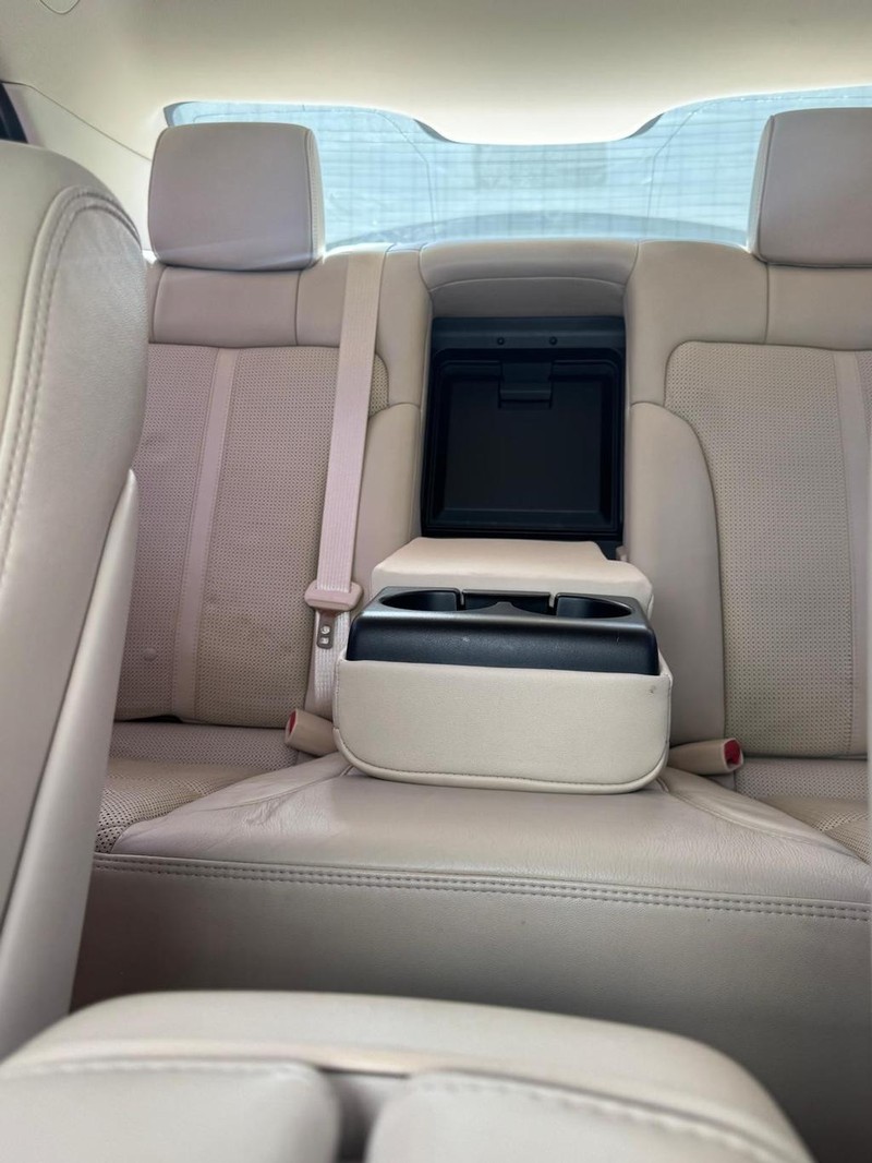 Lincoln MKS Vehicle Full-screen Gallery Image 11