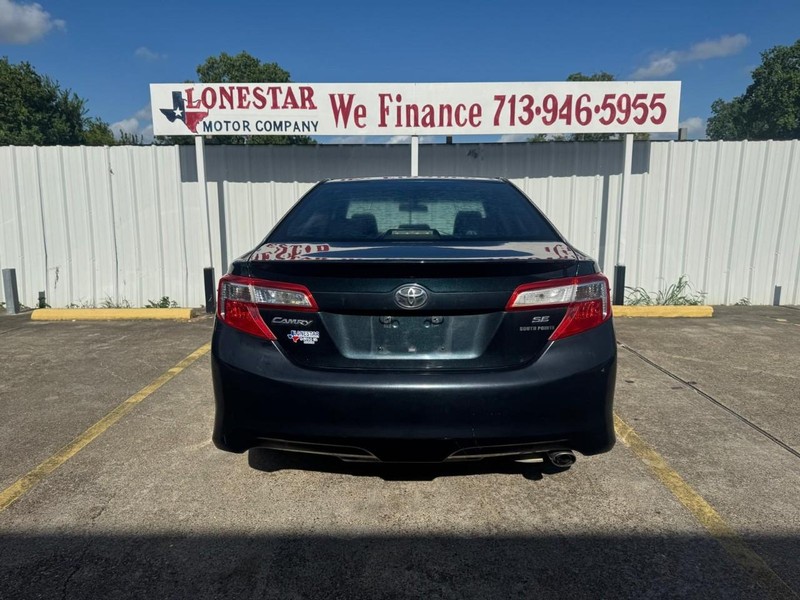 Toyota Camry Vehicle Full-screen Gallery Image 04