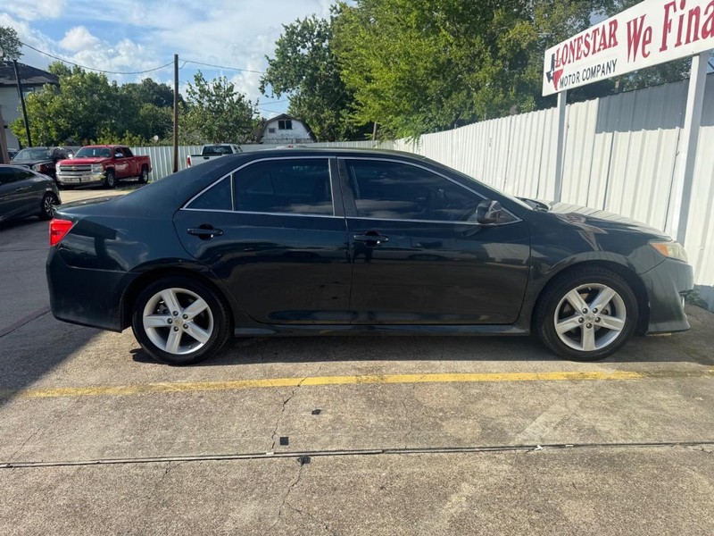 Toyota Camry Vehicle Full-screen Gallery Image 05