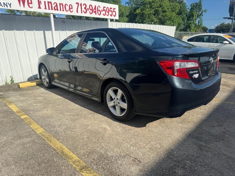 Toyota Camry Vehicle Full-screen Gallery Image 07