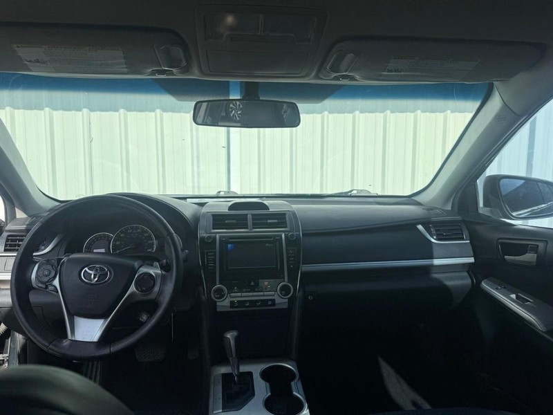 Toyota Camry Vehicle Full-screen Gallery Image 09