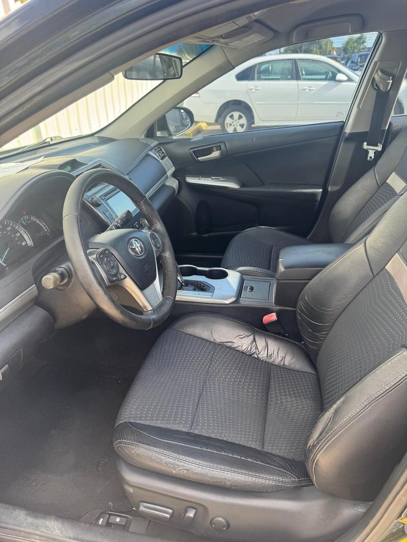Toyota Camry Vehicle Full-screen Gallery Image 10