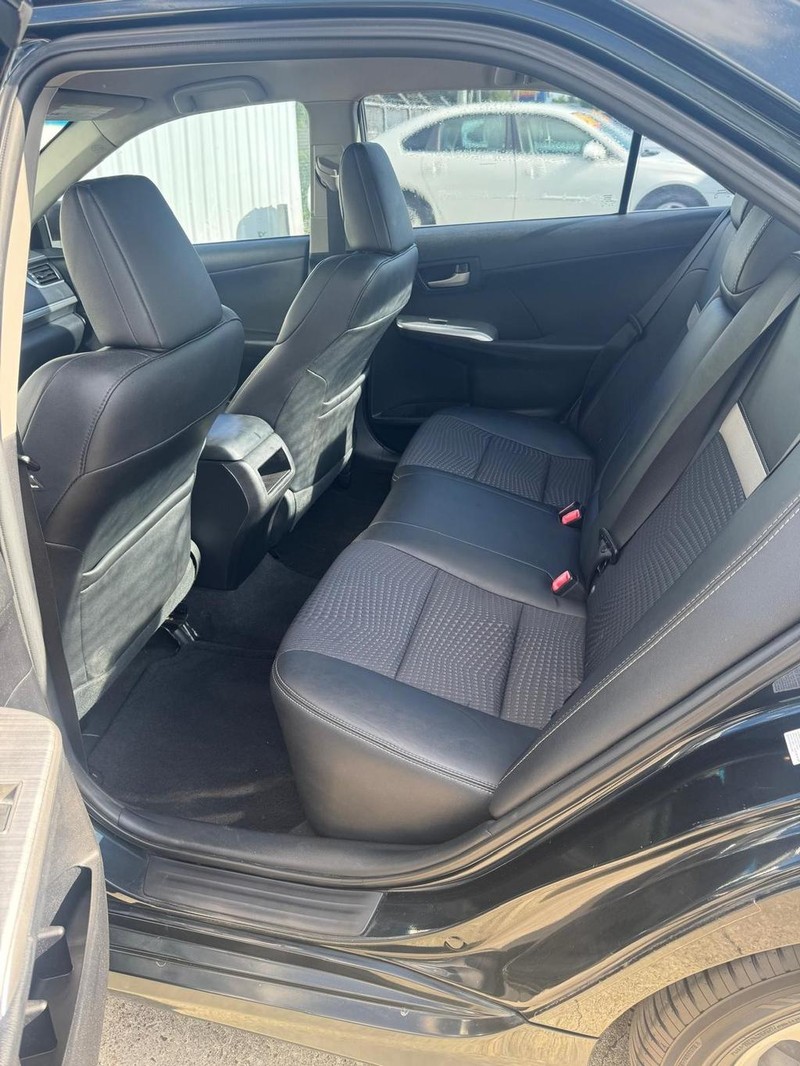 Toyota Camry Vehicle Full-screen Gallery Image 11